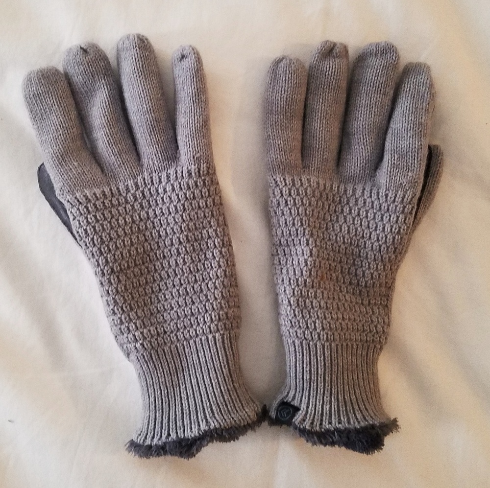 Cozy, lined touchscreen gloves